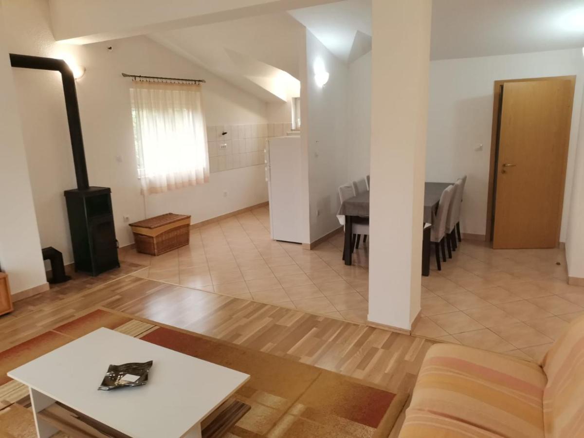 Trilj Apartman Jurika Eksteriør billede