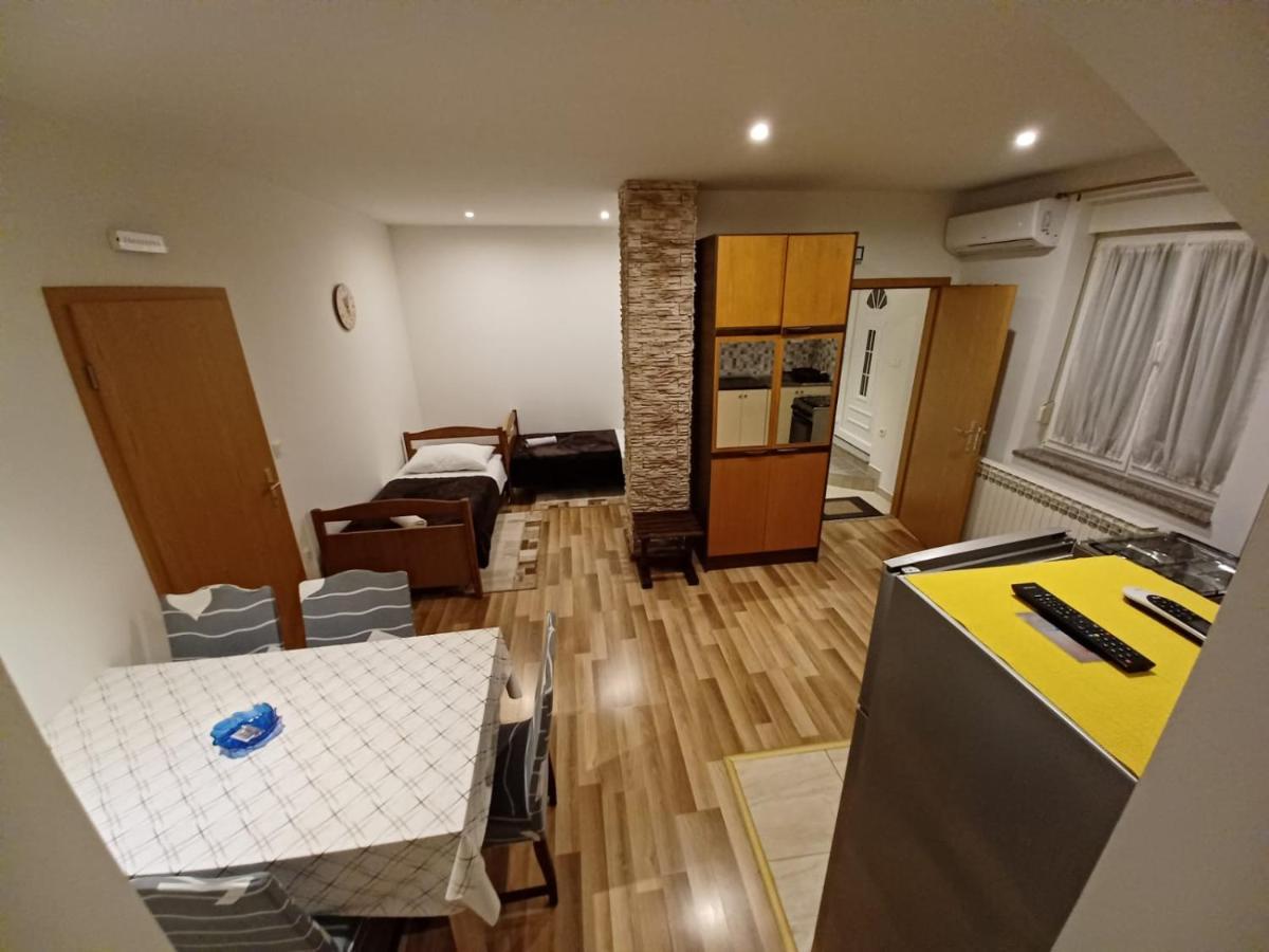 Trilj Apartman Jurika Eksteriør billede