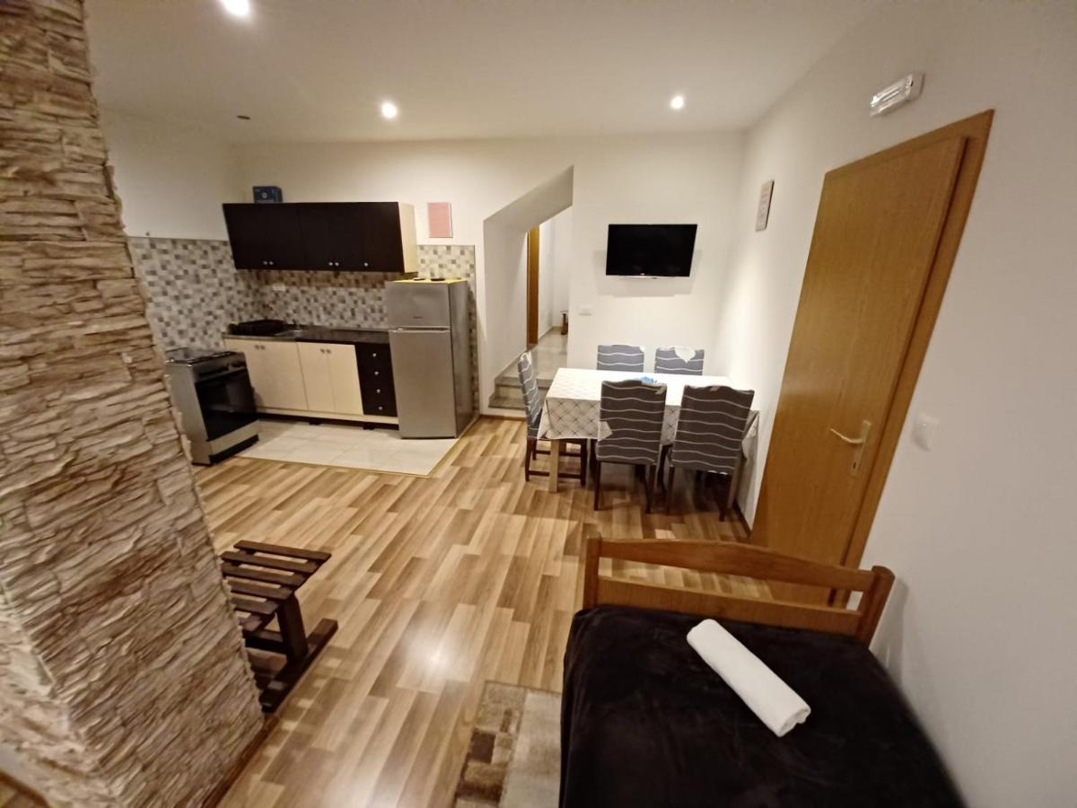 Trilj Apartman Jurika Eksteriør billede